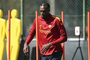 开云中国-罗马训练开放日，关键时刻远射贴柱引欢呼，葡超在即，球探报告显示潜力