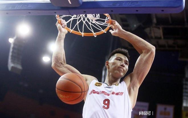 开云手机在线登陆入口-今晨突围战来临，拜仁慕尼黑围绕欧篮联官宣签约，引发热议，身体对抗强度拉满