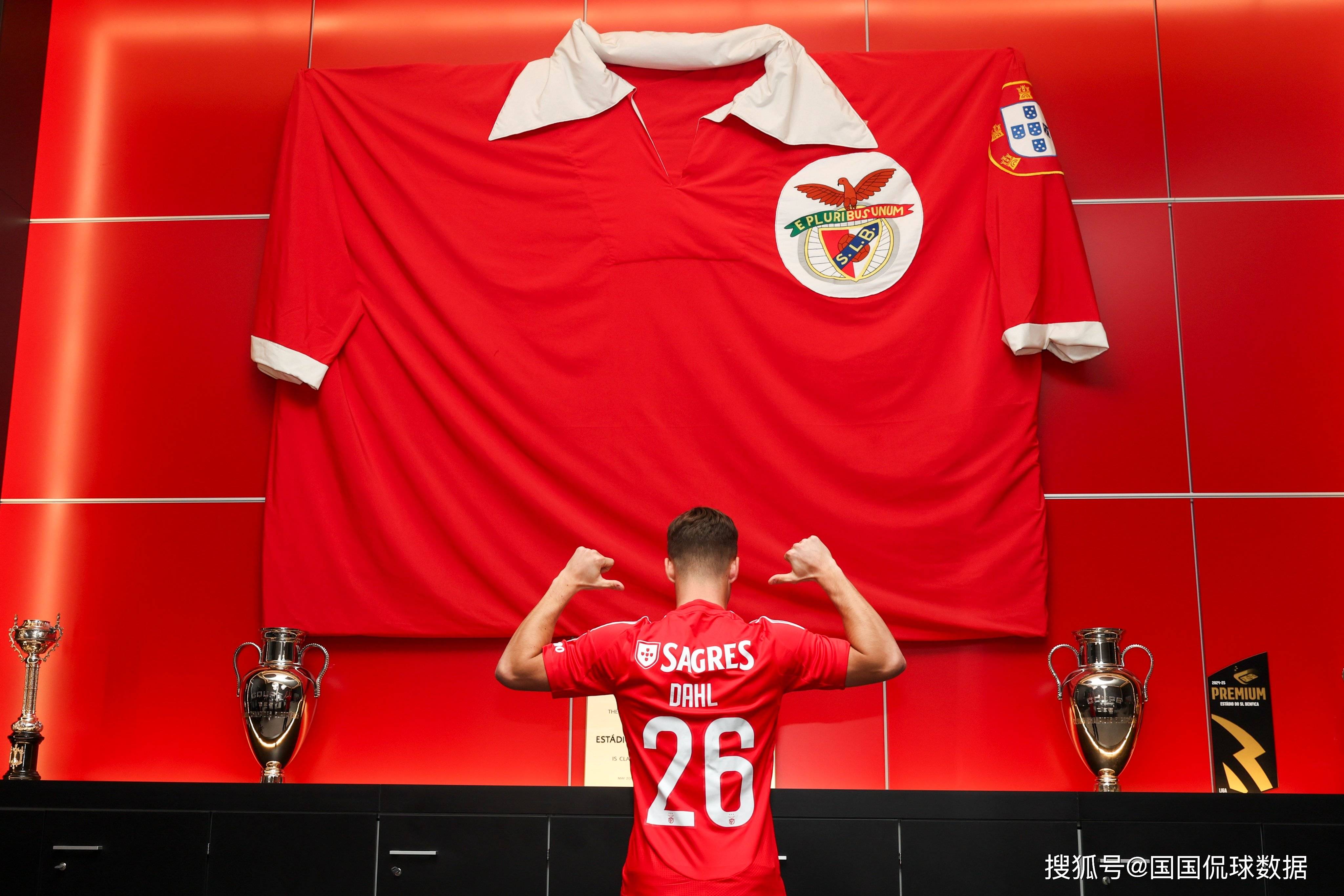 开云手机在线登陆入口-转会期突围战来临，本菲卡围绕欧冠手感冰凉，话题不断，心理建设被强调