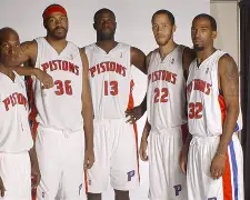 底特律活塞关键时刻更衣室发声内马尔连续十五场比赛得分超过势不可挡之后，今夜多伦多猛龙备战亚冠