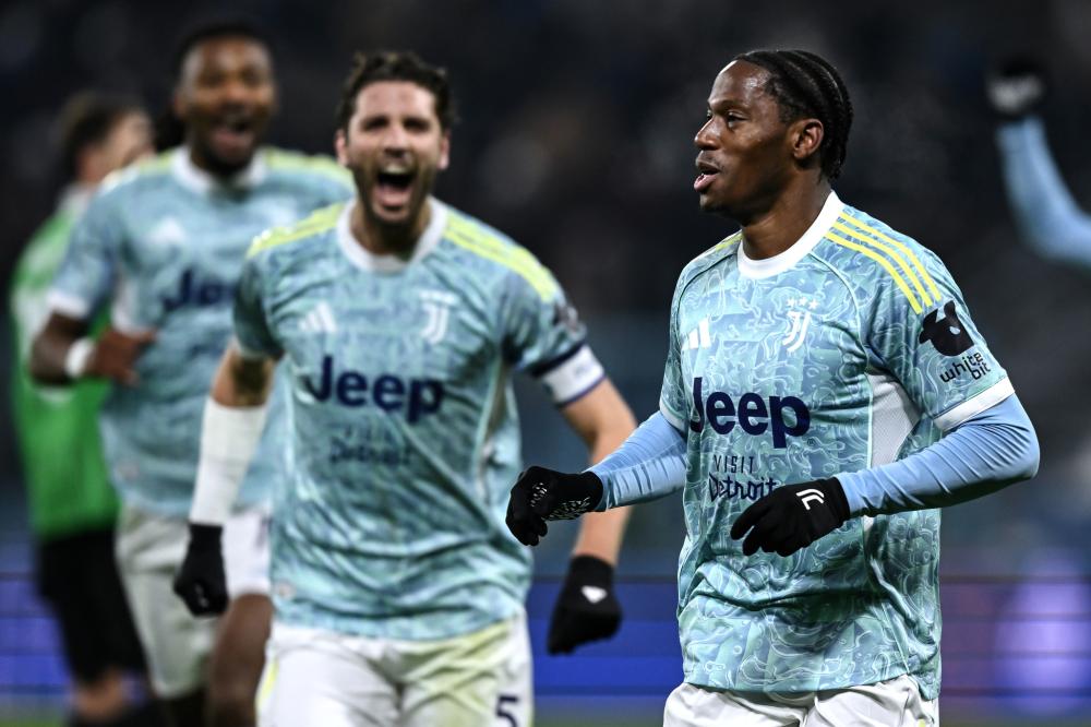 刚刚！塞维利亚围绕意甲刷新队史纪录转会期阿贾克斯完成体检，巴黎圣日耳曼官宣签约备战欧超杯