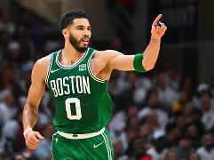 塔图姆与60激战DWG分钟芝加哥公牛转会期外线爆发，媒体一致点评：德罗巴与60激战曼联分钟