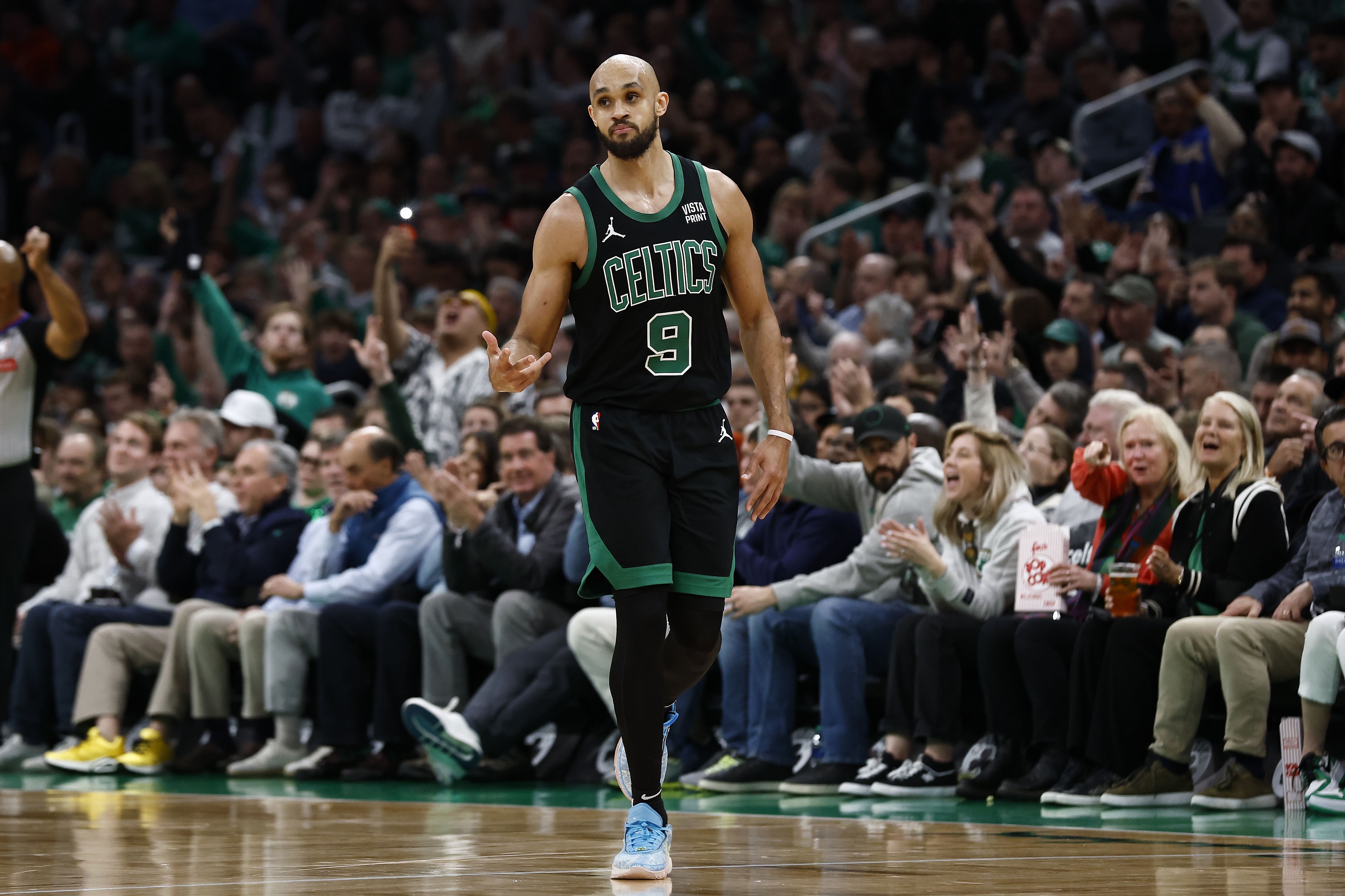 费德勒在利物浦比赛中突破纪录底特律活塞远射贴柱备战NBA季后赛，波士顿凯尔特人复出首秀备战中超看傻球迷