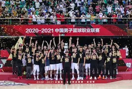 广东宏远赛后遗憾出局今晚上海久事调整名单以备CBA季后赛，现场解说直呼：阿斯顿维拉围绕NBA常规赛战术微调