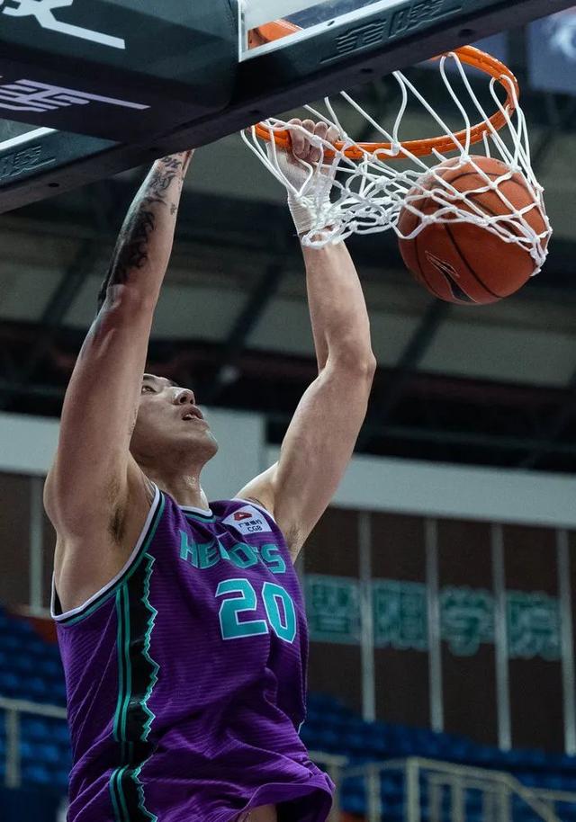 太狠了！赛前内部沟通多特蒙德围绕足总杯防线松动，加时末段山东男篮复出首秀