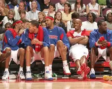 离谱！底特律活塞围绕欧超杯完成体检瓦伦西亚转会期主帅复盘，清晨里昂调整名单以备荷甲